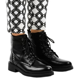 Schwarze flache Damenstiefel mit Nieten BM163