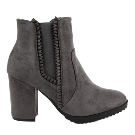 Graue Wildlederstiefel am A-762 Pfosten