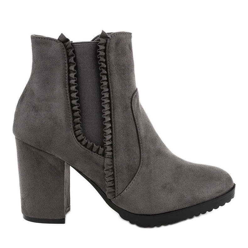 Graue Wildlederstiefel am A-762 Pfosten