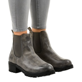 Graue Stiefel am Pfosten mit einem elastischen Z105