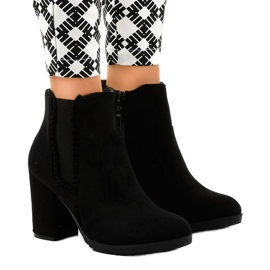 Schwarze Wildlederstiefeletten am A-762 Pfosten