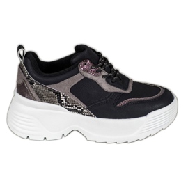 Snekaers auf der VICES-Plattform schwarz