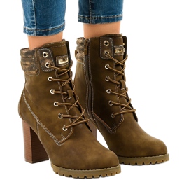 Grüne hohe Stiefel auf dem 878-GA-Pfosten