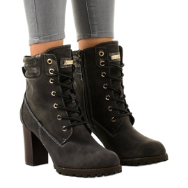 Graue hohe Stiefel auf dem 878-GA-Pfosten