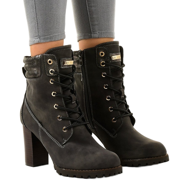 Graue hohe Stiefel auf dem 878-GA-Pfosten