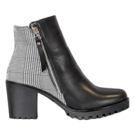 Filippo Stiefel auf einem Pfosten schwarz