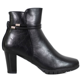 Klassische Stiefel auf einem Pfosten schwarz