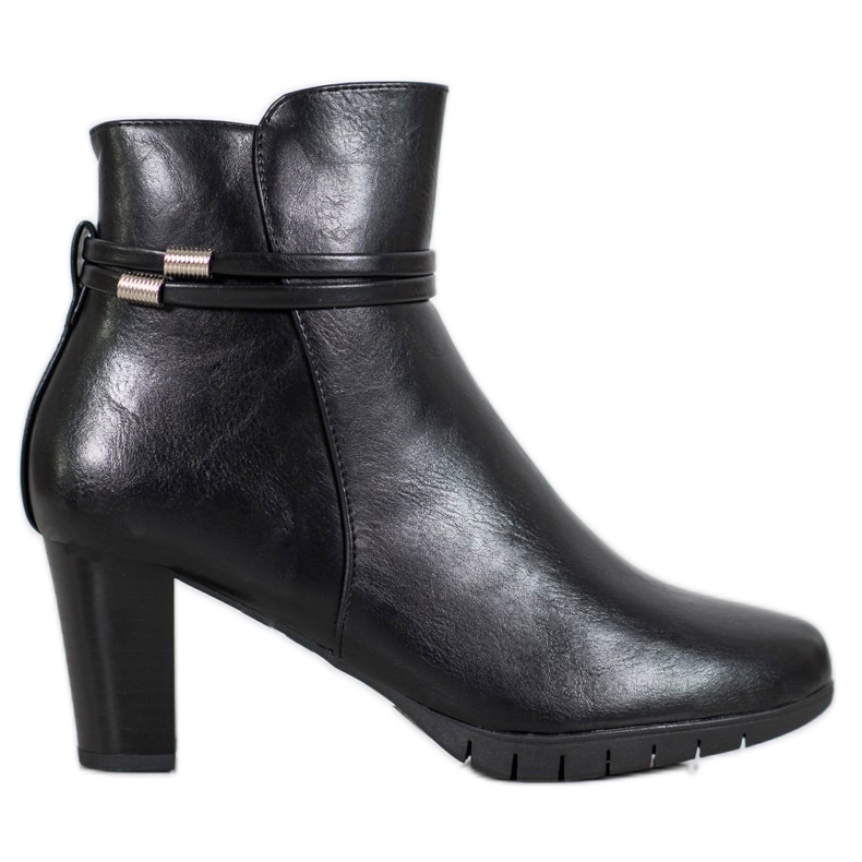 Klassische Stiefel auf einem Pfosten schwarz