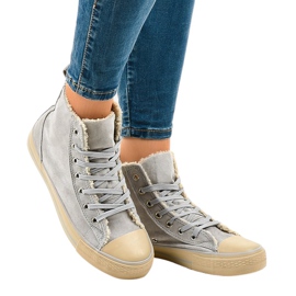 Graue isolierte Turnschuhe T-040