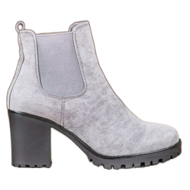 Queentina Chelsea-Stiefel an einer Bar grau
