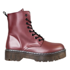 Kylie Stiefel auf der Plattform rot