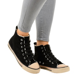 Schwarze isolierte Sneakers T-040