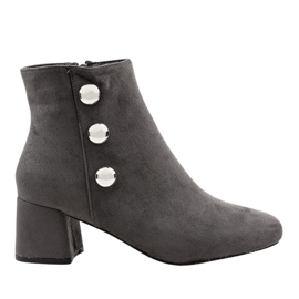 Graue Wildlederstiefel am L068-Pfosten