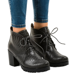 Graue Schnürstiefeletten am TL-24-Pfosten