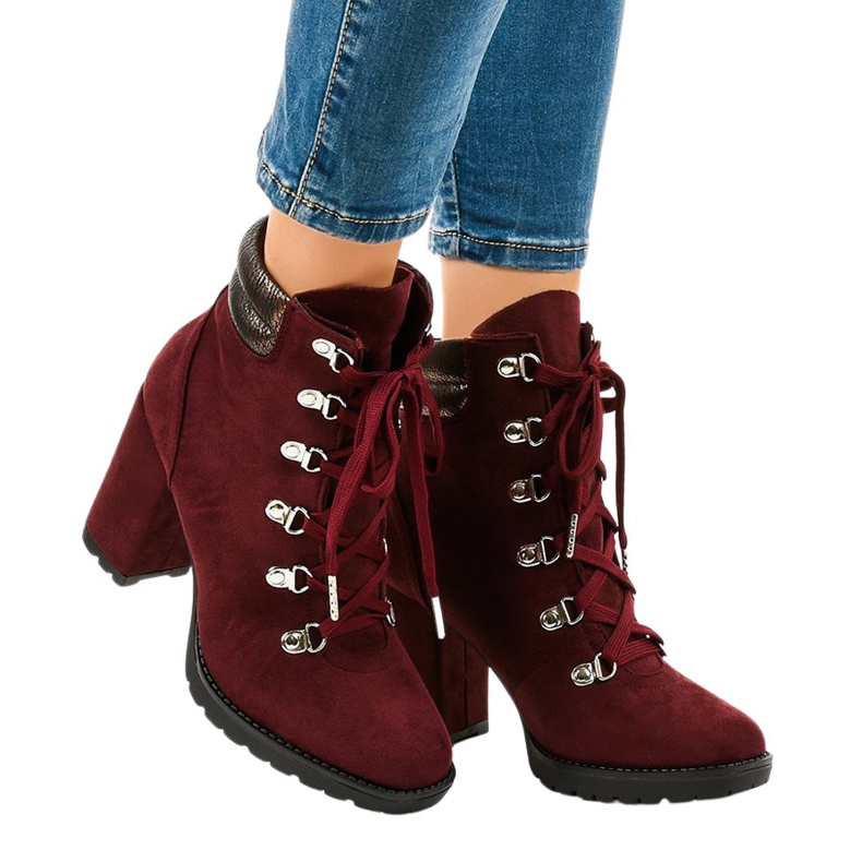 Maroon Wildleder-Trapper-Stiefeletten am 8992 Post rot