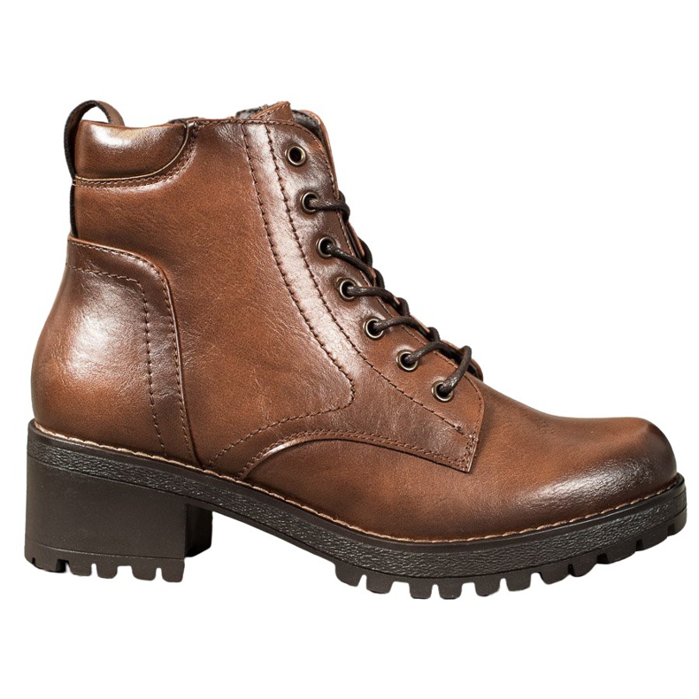 Filippo Trapper auf der Plattform braun