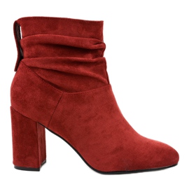 Elegante burgunderrote Stiefel auf dem 884 Pfosten