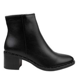 Schwarze Stiefeletten am J518 Pfosten