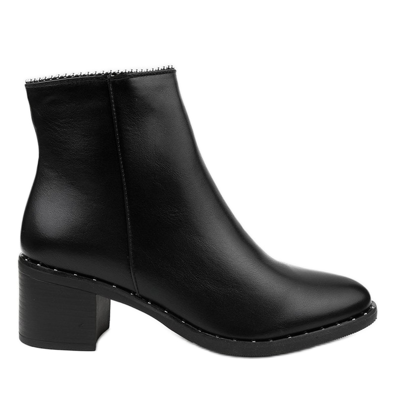 Schwarze Stiefeletten am J518 Pfosten