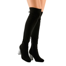 Schwarze Wildlederstiefel auf einem verzierten Pfosten BM150