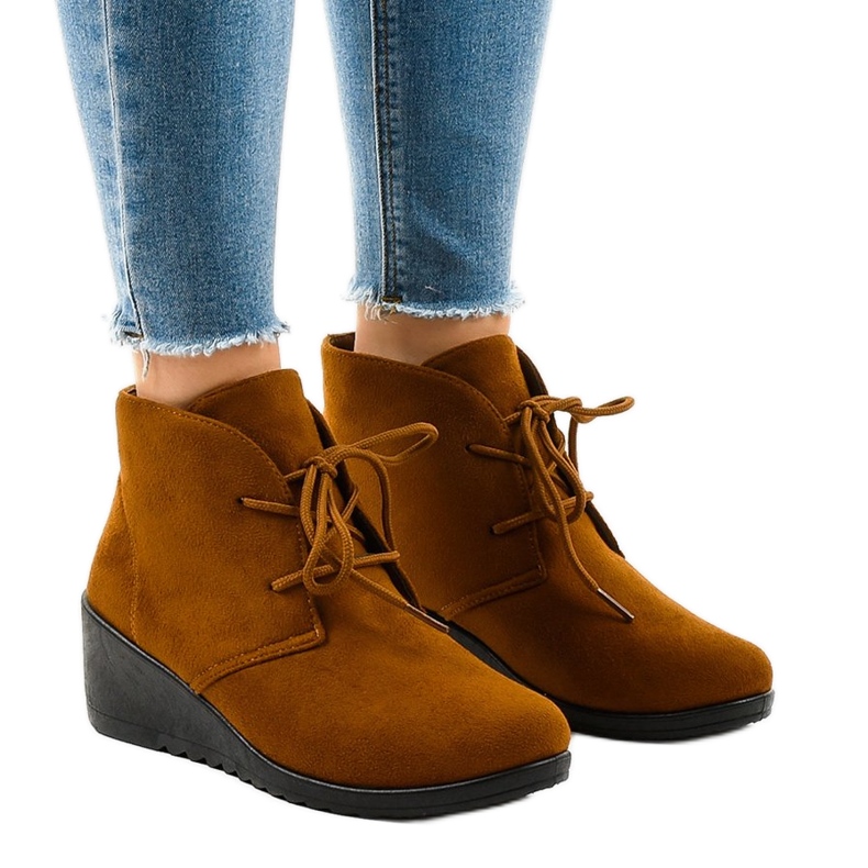 Keilstiefel aus Wildleder in Braun E3265