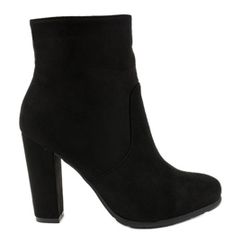 Schwarze hohe Stiefel am F912 Pfosten