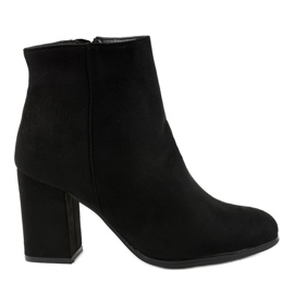 Schwarze isolierte Stiefel am G-7656 Pfosten