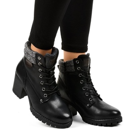 Schwarze Stiefel am Pfosten mit Schaffell Z129