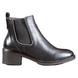 Small Swan Schwarze Stiefel