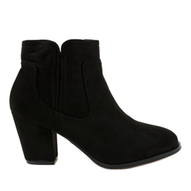 Schwarze isolierte Stiefel am A8123-Pfosten