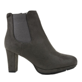 Graue Stiefel am F156-2 Pfosten