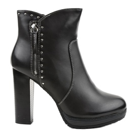 Isolierte graue Stiefel am Pfosten 88057