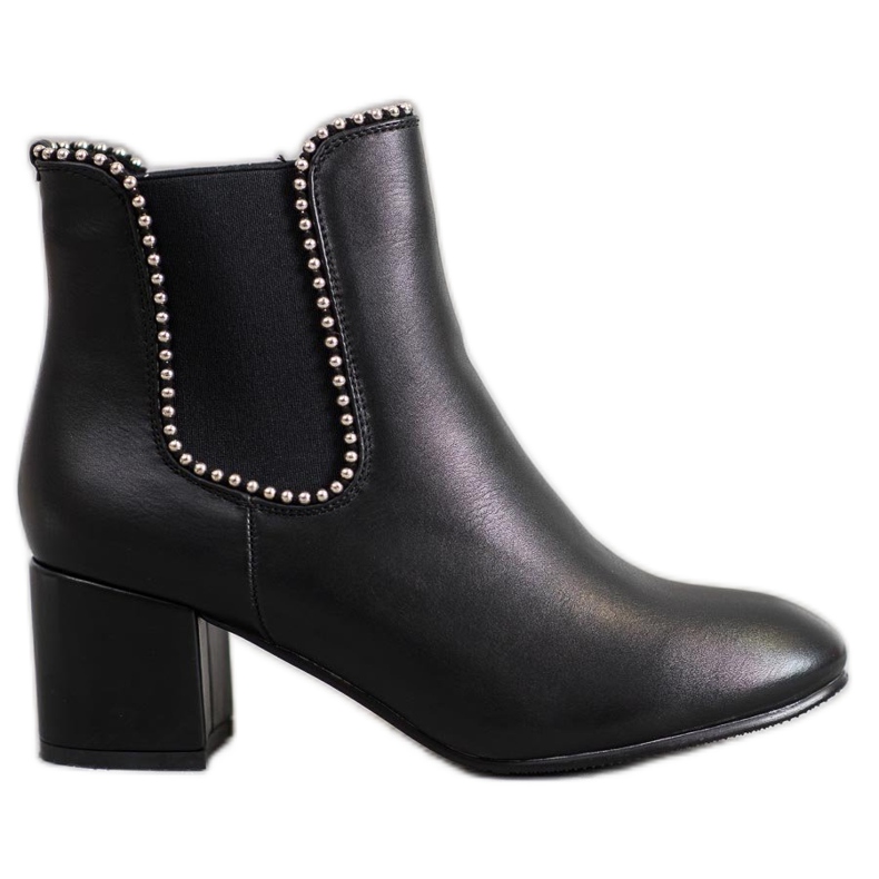 Janessa Elegante Chelsea-Stiefel an einer Bar schwarz