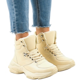 Isolierte beige Damen-Sneaker C-3132