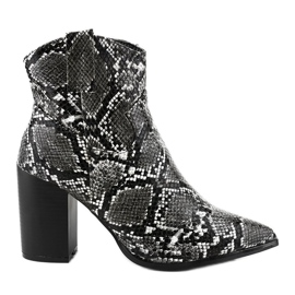 Schwarze Stiefel am OL-11 Schlangenpfosten