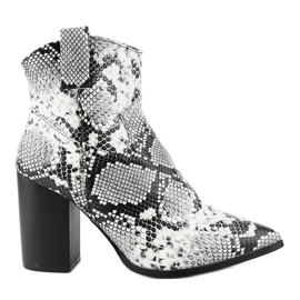 Schwarze Stiefeletten am YL20-1 Schlangenpfosten weiß grau
