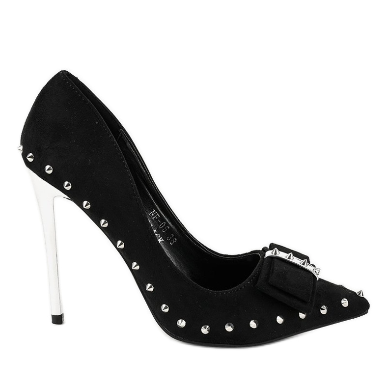 Schwarze Pumps an der NF-05 Ferse