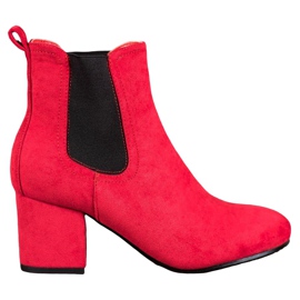 Bestelle Slip-On-Stiefel an einem Pfosten rot