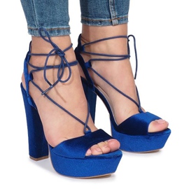 Blaue Sandalen am Pfosten aus Give It Up Velours