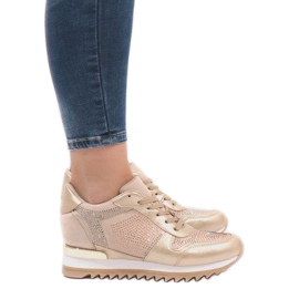 Goldene Turnschuhe auf dem Keil G-125