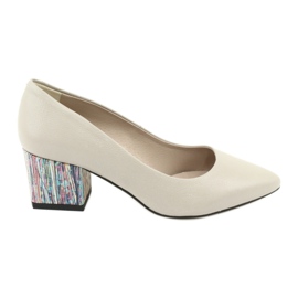Kaniowski pumpt auf einer dekorativen Ferse 0205 Beige
