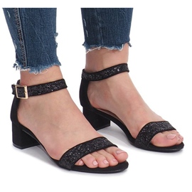 Schwarze Sandalen am Montana-Pfosten