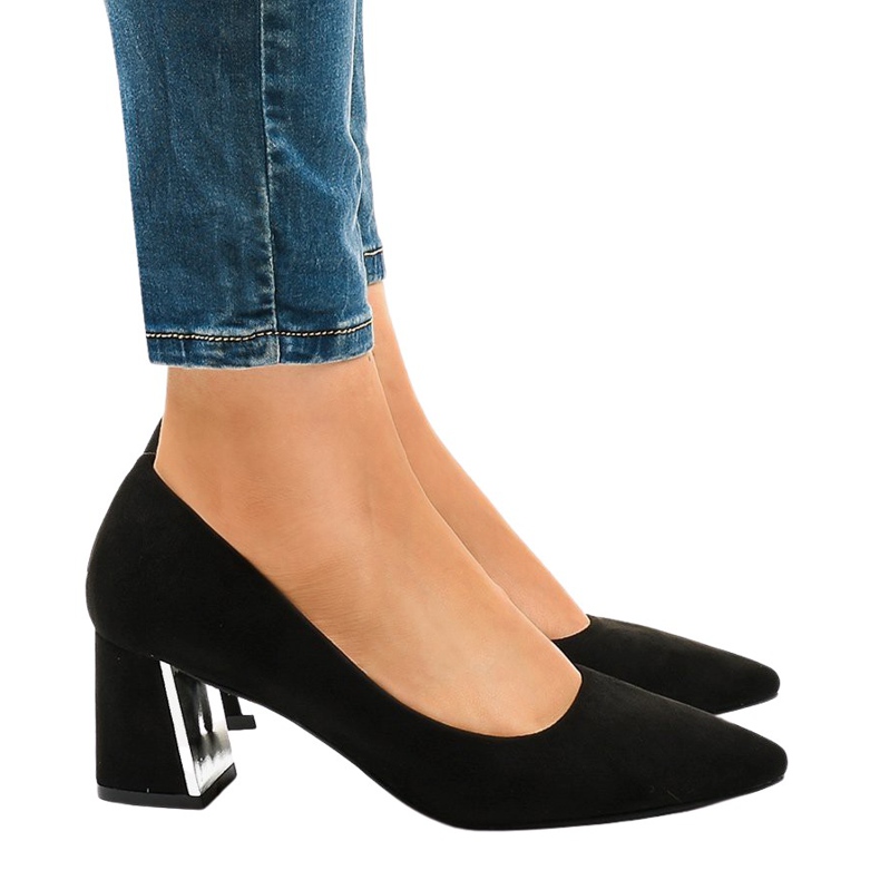 Schwarze Wildlederpumps an der L439-Säule