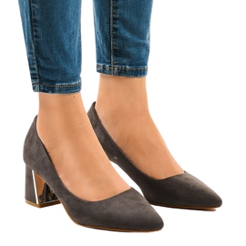 Graue Wildlederpumps an der L439-Säule