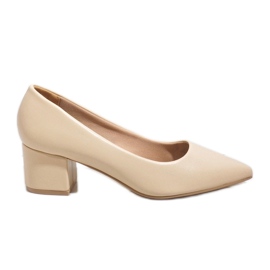 Beige klassische Pumps an der A-3371 Säule