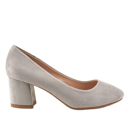 Graue Wildleder-Pumps am FM1089-Pfosten