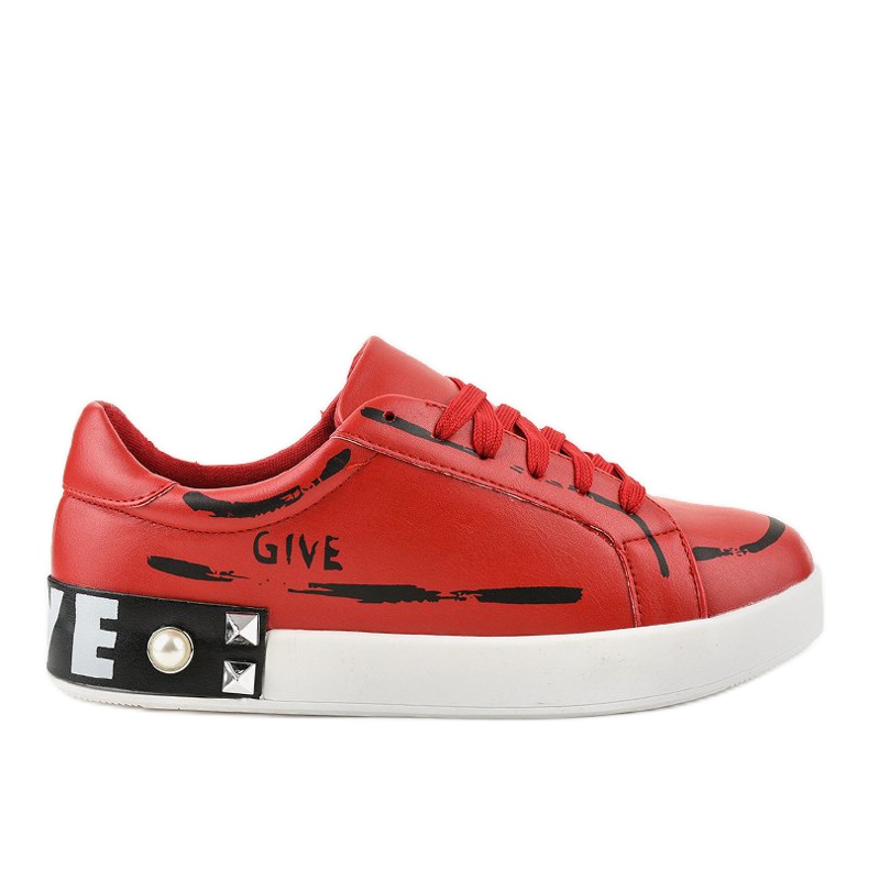 Rote Sneakers verziert mit G272 Nieten