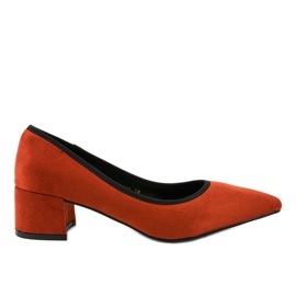 Rote Wildlederpumps an der L436-Säule