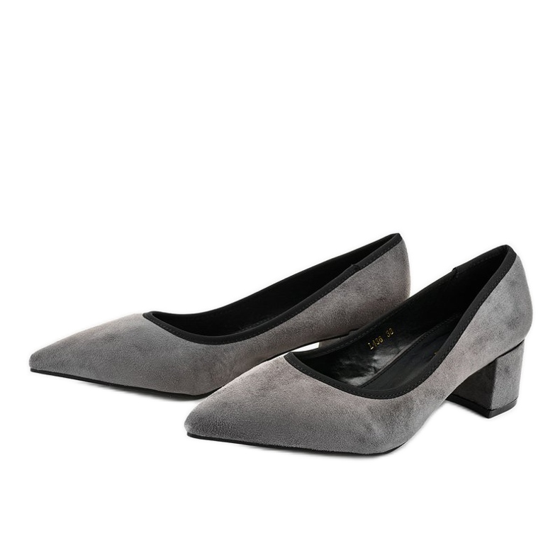 Graue Wildlederpumps an der L436-Säule gelb