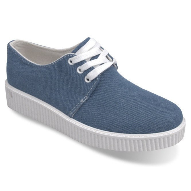 Creepers-Stiefel auf der blauen Plattform SB-A11